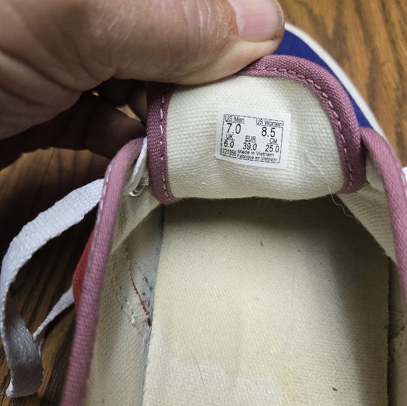 Unisex Vans Low Top Lace Up Suede Sneakers. - Picture 6 of 6